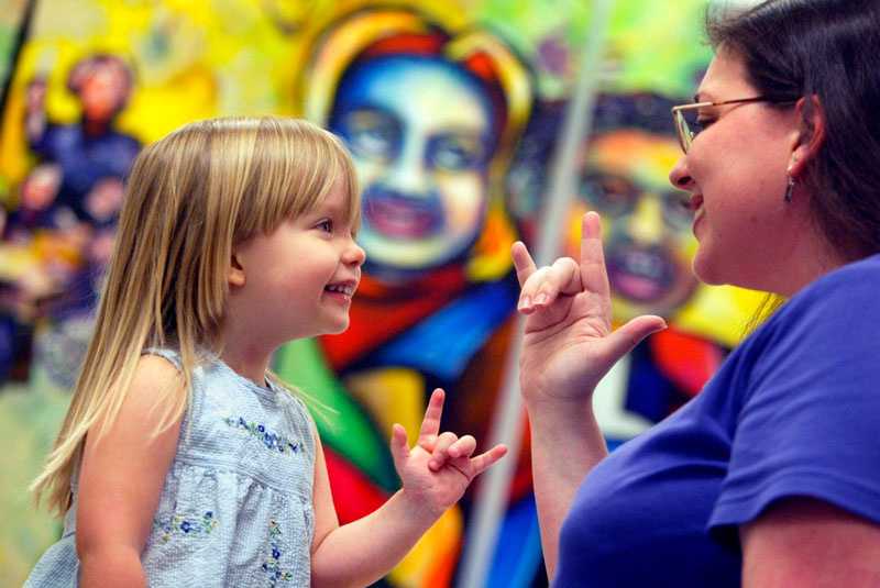 Детский язык жестов: как говорить с малышом без слов?