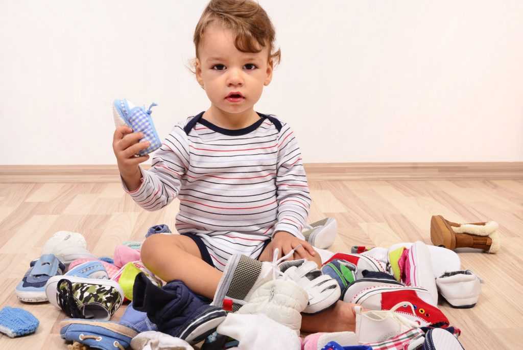 Как отучить ребенка бросать вещи, предметы и еду: 8 полезных советов для родителей - медицинский портал