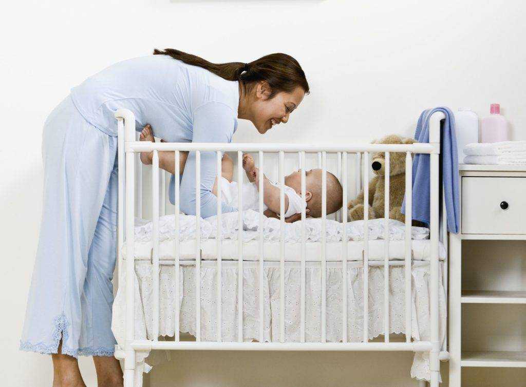 Можно ли спать ребенку в кровати с родителями?