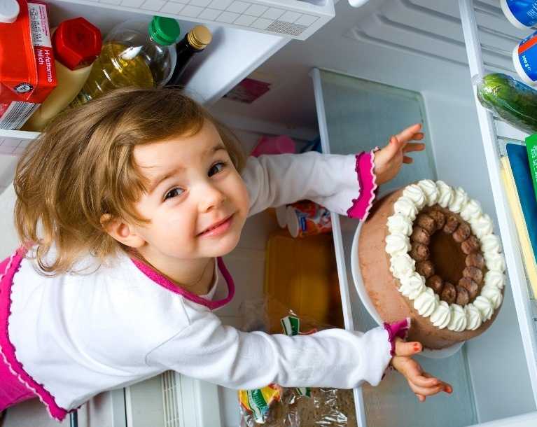Как отучить ребенка бросать вещи, предметы и еду — 8 полезных советов для родителей