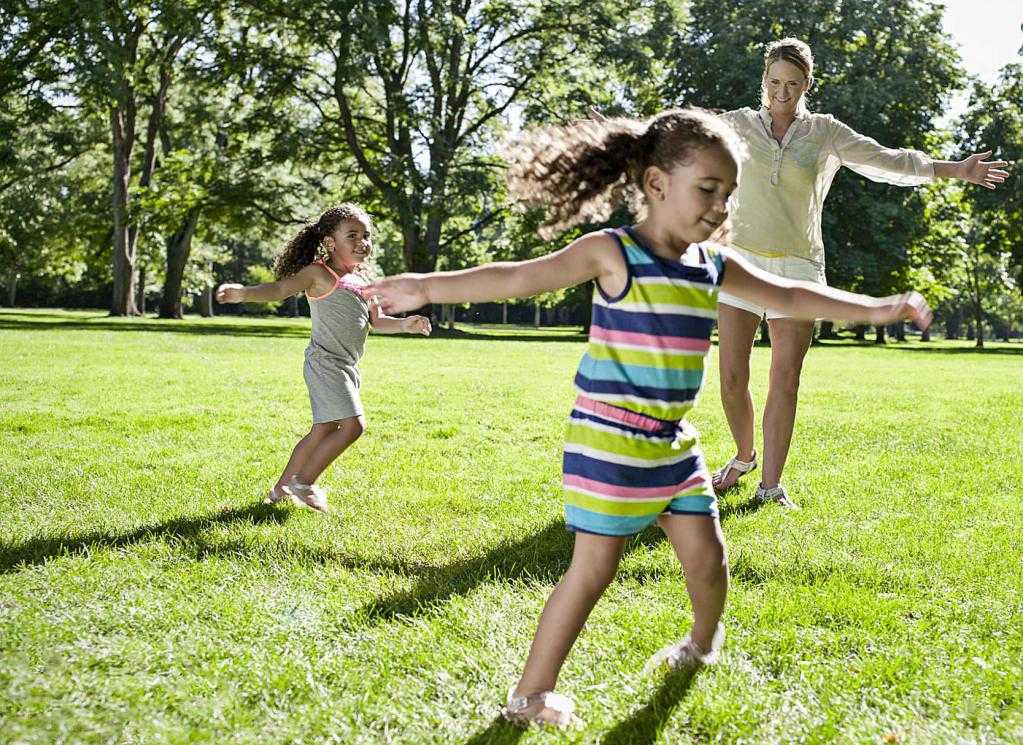 Чем занять ребенка на улице летом. летние игры для детей на свежем воздухе.
