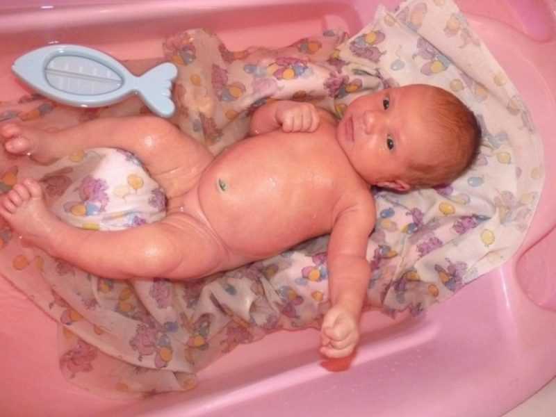 Как купать новорожденного в первый раз | pampers ru