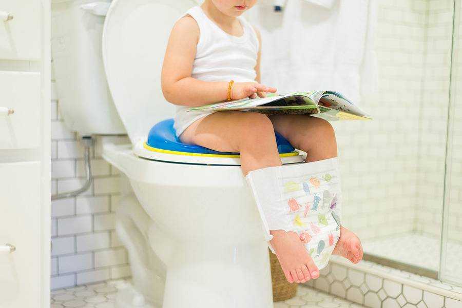 От горшка к взрослому туалету – как приучить ребенка к унитазу