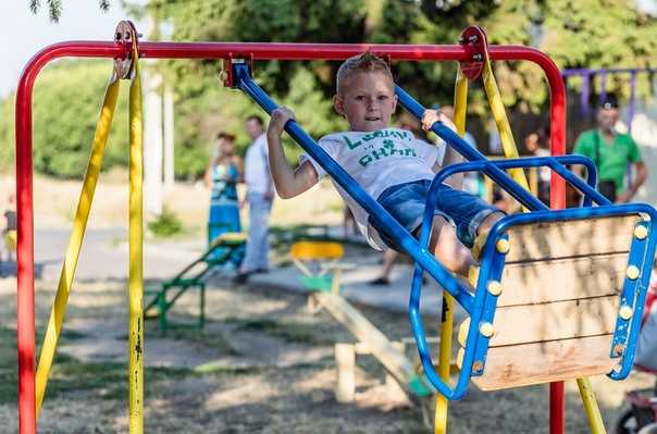 Учим ребенка правильно играть на детской площадке – важные правила для всех