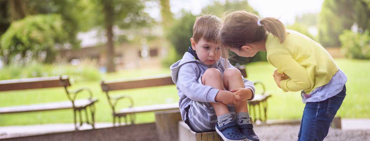 Почему малыш стесняется и как помочь ему преодолеть застенчивость - воспитание и психология