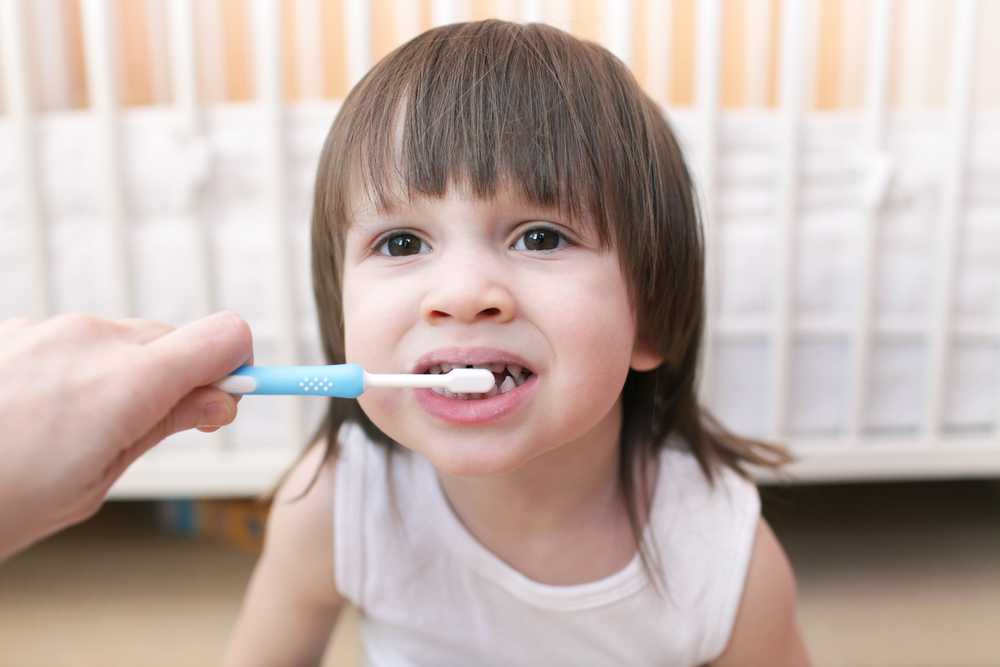 Когда начинать чистить зубы ребенку: выбор щетки, пасты