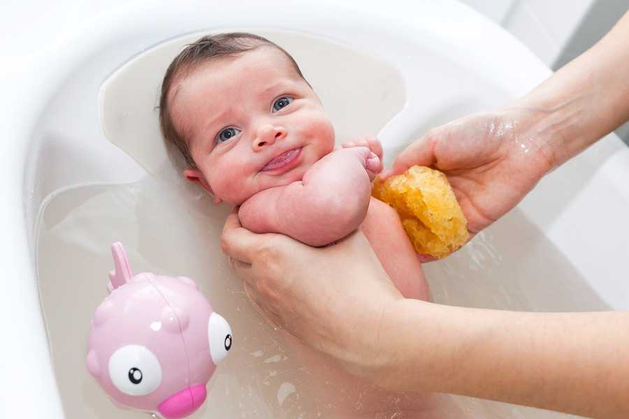 Как купать новорожденного ребенка: основные правила купания