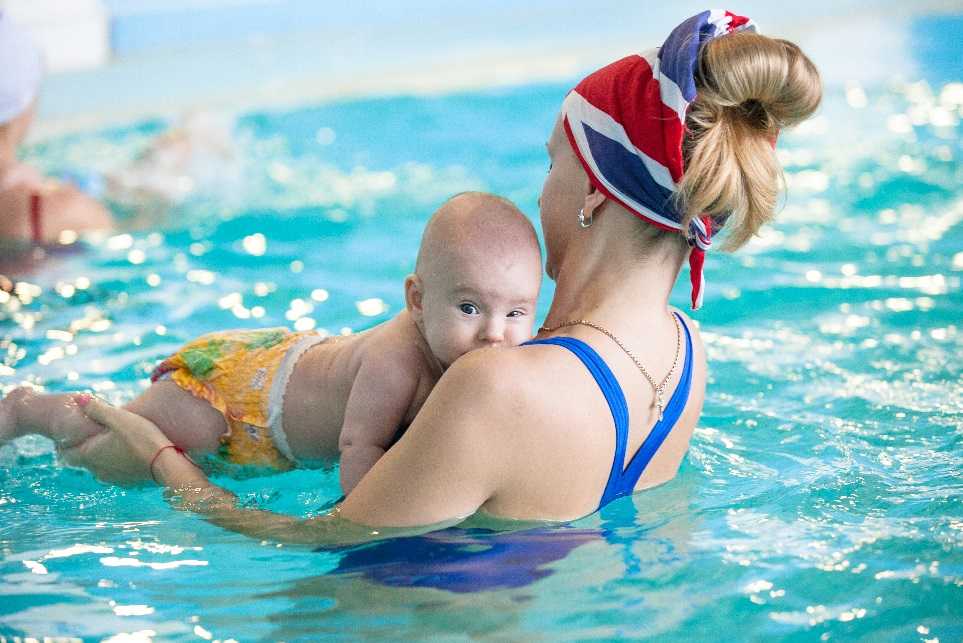 Грудничковое плавание – упражнения для ванной или бассейна