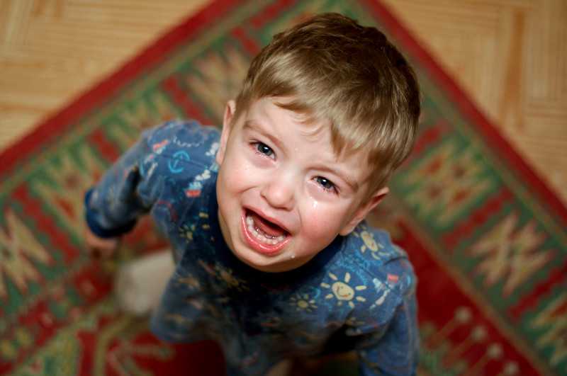 Надо ли оставлять ребенка плакать - разные точки зрения