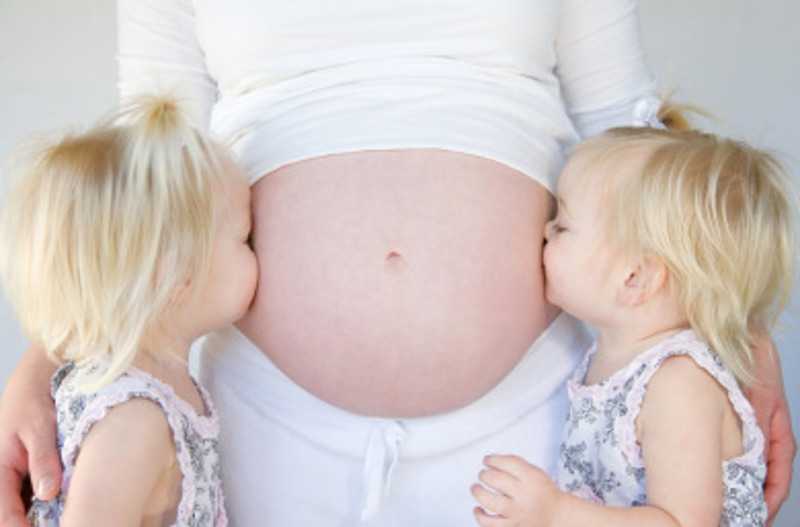 Правила воспитания близнецов и двойняшек: 10 важных нюансов