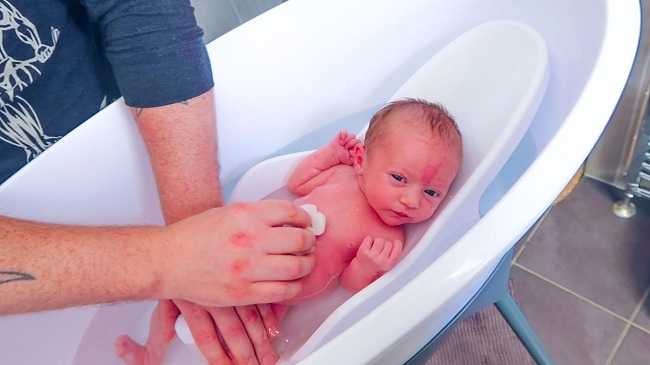 Узнайте, как купать новорожденного ребенка в первый раз дома? видео