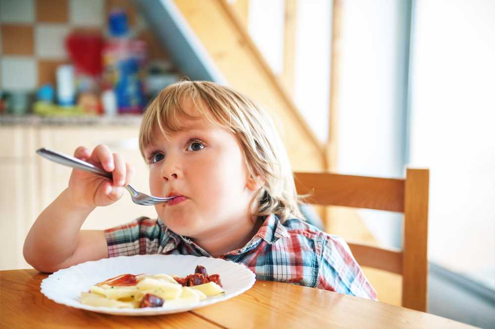 Ребенок ест только перед телевизором, чем это предно и что делать?