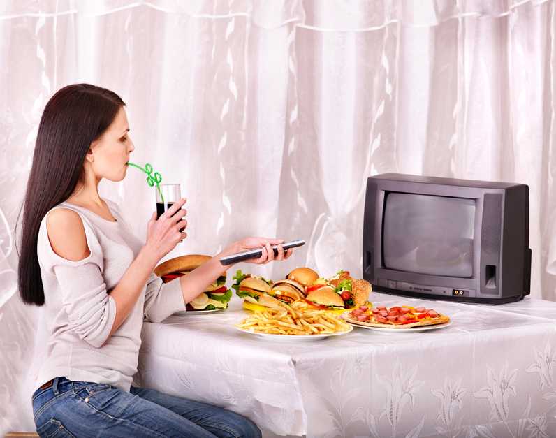 Позволять ли ребенку кушать перед телевизором?