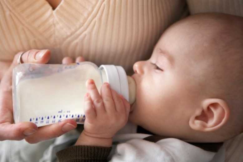 Как правильно кормить новорожденного: в подробностях. основы: как правильно кормить ребенка грудью и из бутылочки