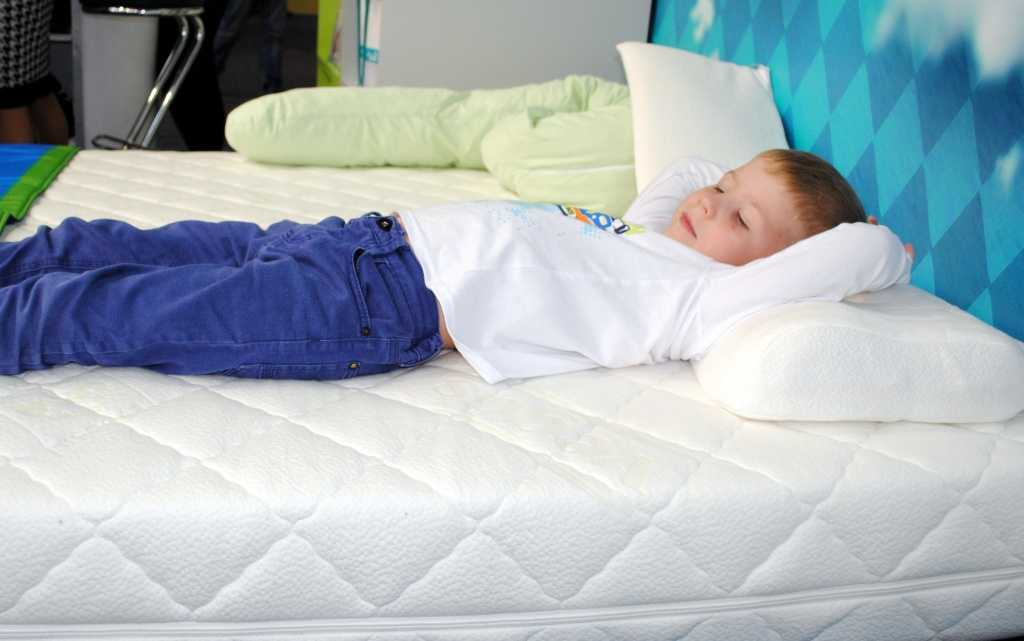 Матрас в детскую кроватку: какой лучше выбрать для новорожденного (размеры, виды)