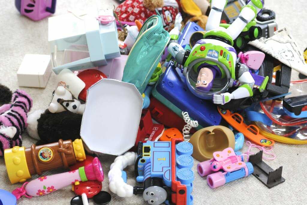 Опасно и бесполезно: какие игрушки лучше не покупать ребенку
