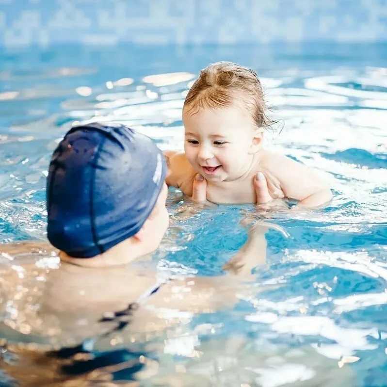 Физическое и спортивное развитие детей до года: грудничковое плавание, массаж, прогулки, закаливание и спортивный комплекс