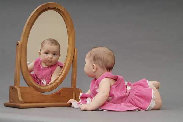 С какого возраста малышу можно показывать зеркало | parents