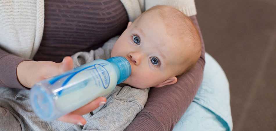 Как правильно кормить из бутылочки новорожденного ребенка: техника кормления