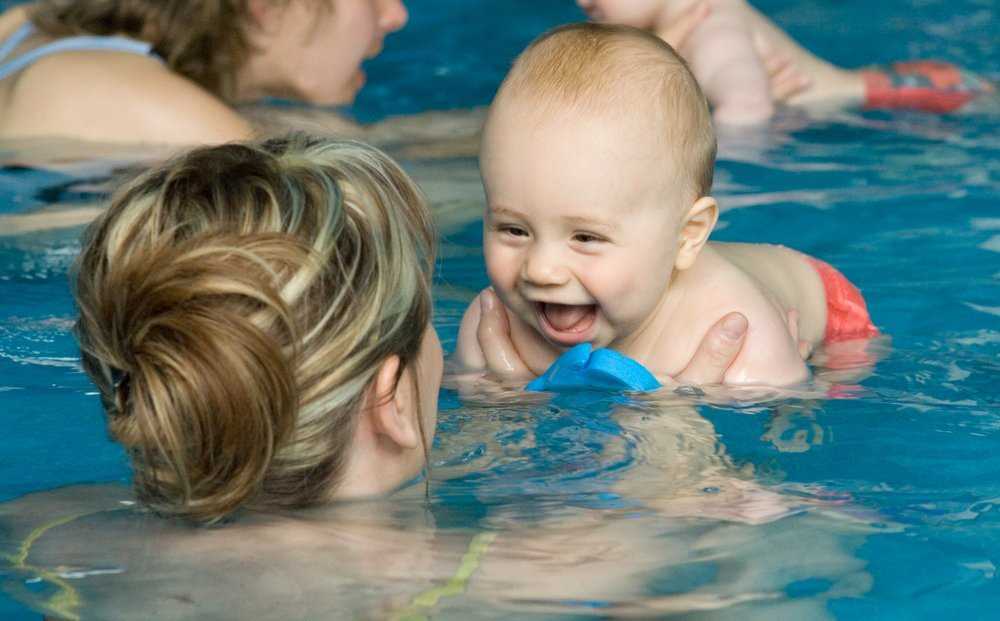 Плавание для новорожденных: показания и противопоказания, когда следует проводить первое занятие