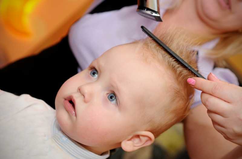 Первая стрижка ребенка: можно ли до года срезать волосы?