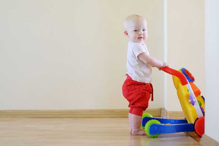 Как помочь малышу научиться ходить: советы педиатра