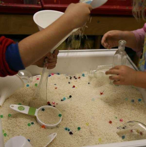 Презентация на тему: "трогая руками песчинки малыш развивает мелкую моторику рук, а определяя количество песка, которое нужно насыпать в формочки, развивает глазомер. песок.". скачать бесплатно и без регистрации.