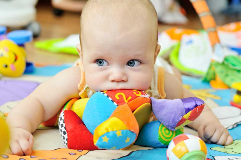Развитие ребенка с 3 до 4 месяцев: как ухаживать за малышом и развлекать его