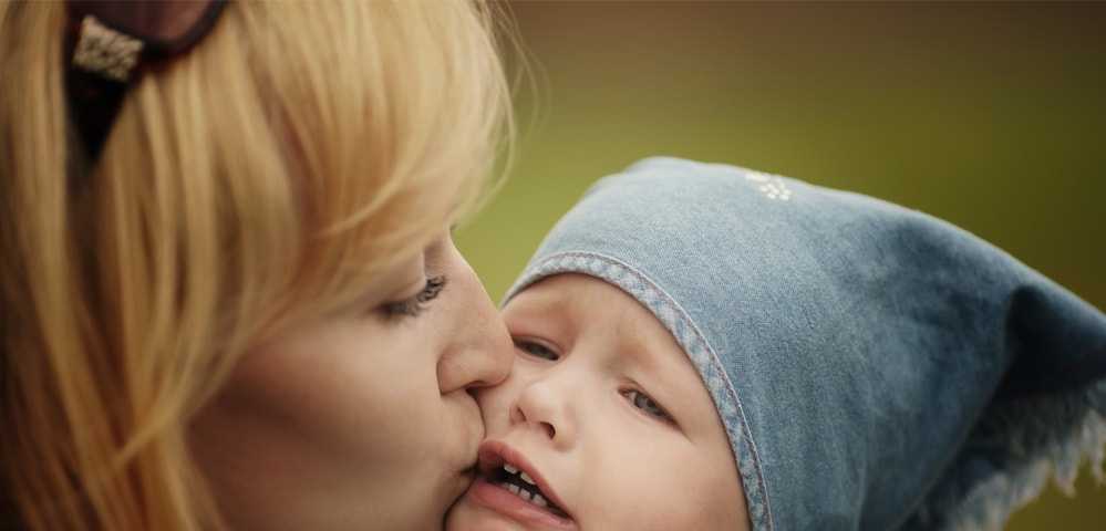 Надежная привязанность ребенка к матери: норма и проблемы