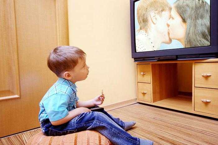 Комаровский: 5 причин, почему кормить ребенка «под телевизор» – плохая идея