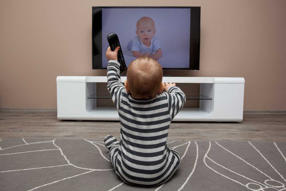 На каком расстоянии смотреть телевизор? можно ли детям смотреть телевизор?