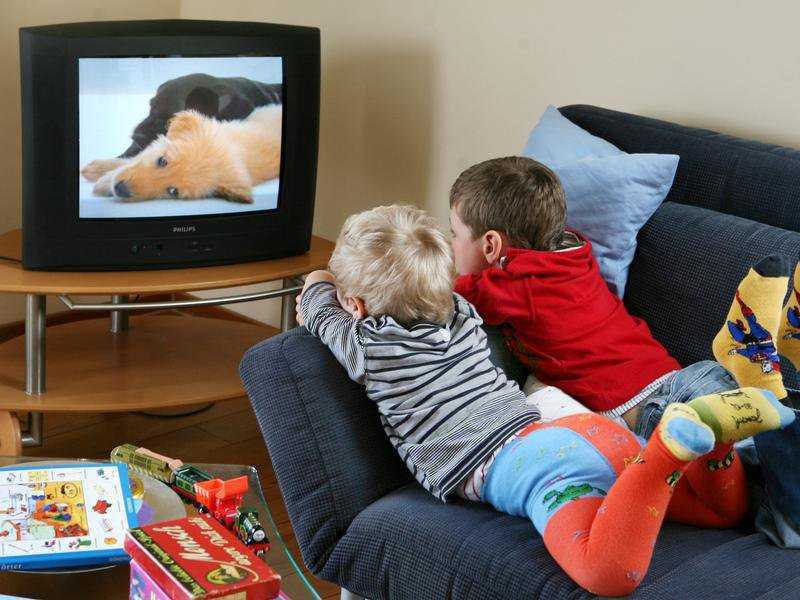 С какого возраста можно смотреть телевизор ребенку и как отучить