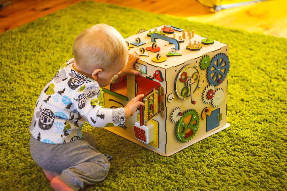 Развивающие игрушки для малышей своими руками. как сделать развивающий коврик для детей своими руками?