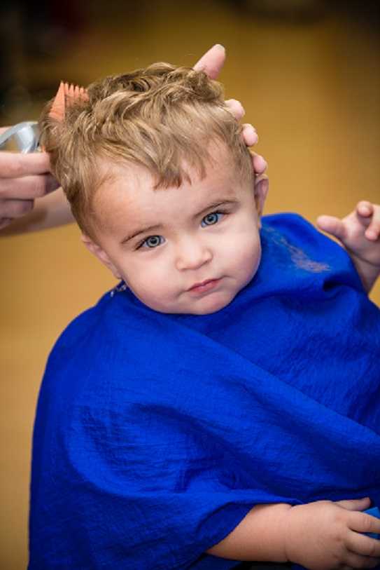 Когда стричь волосы ребенку первый раз? можно или нельзя стричь ребенка до года налысо, наголо? куда деть первые стриженные волосы ребенка? можно ли стричь спящего ребенка?