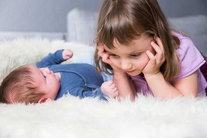 Ревность старшего ребенка к новорожденному: причины, что делать?