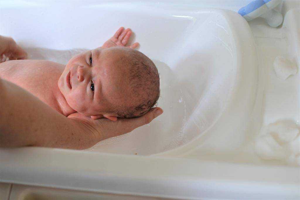 Уход за новорожденным мальчиком 👶 в первый месяц жизни: как правильно купать, видео