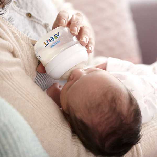 Секреты здоровья вашего ребенка: учимся, как правильно кормить новорожденного из бутылочки