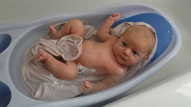 Как правильно первый раз купать новорожденного ребенка дома: инструкции с видео