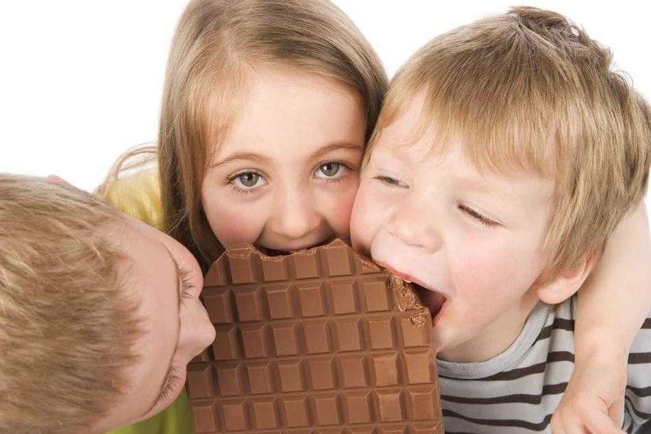 Какие сладкие детки. Конфеты детям. Шоколадные конфеты для детей. Шоколадки для детей.