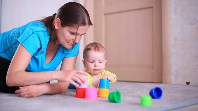 Как развивать ребенка в 1 месяц 👶: первые игрушки для новорожденного, игры