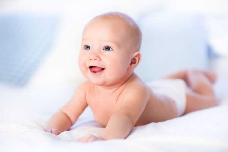 Правильное развитие ребенка в 1 месяц: особенности режима дня и ухода