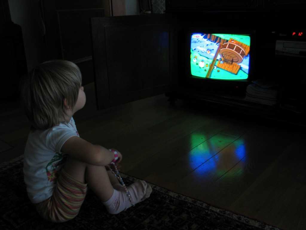 Можно ли смотреть телевизор грудным детям | уроки для мам