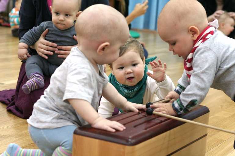 Музыкальное развитие детей от рождения до года: самые простые способы