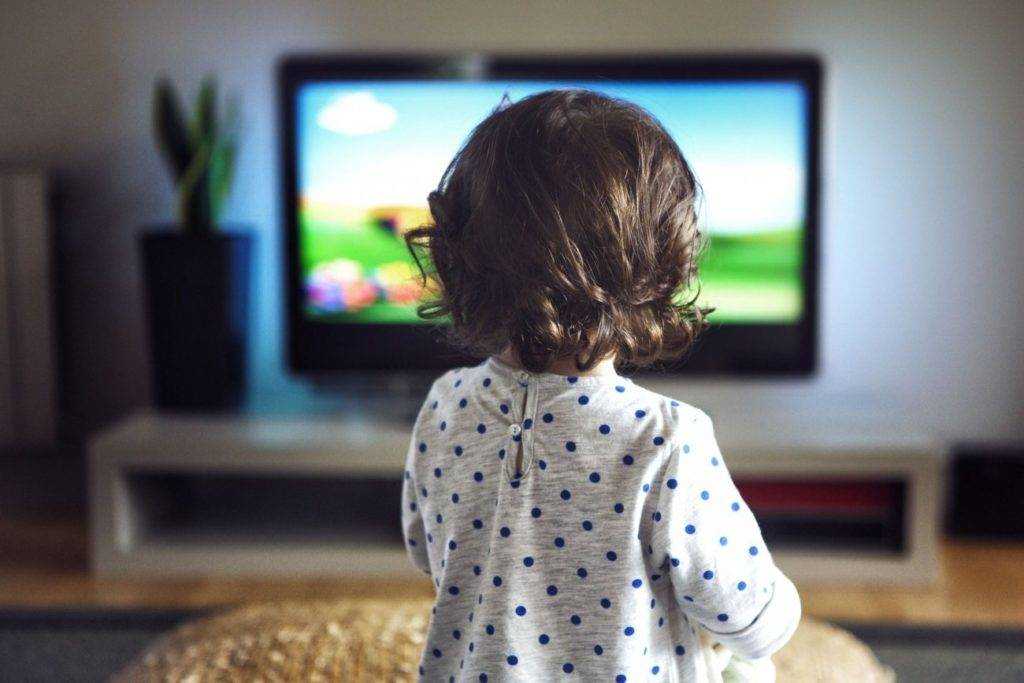 Как ребенку смотреть телевизор: дольше 30 минут не зависать, на 3 метра не приближаться