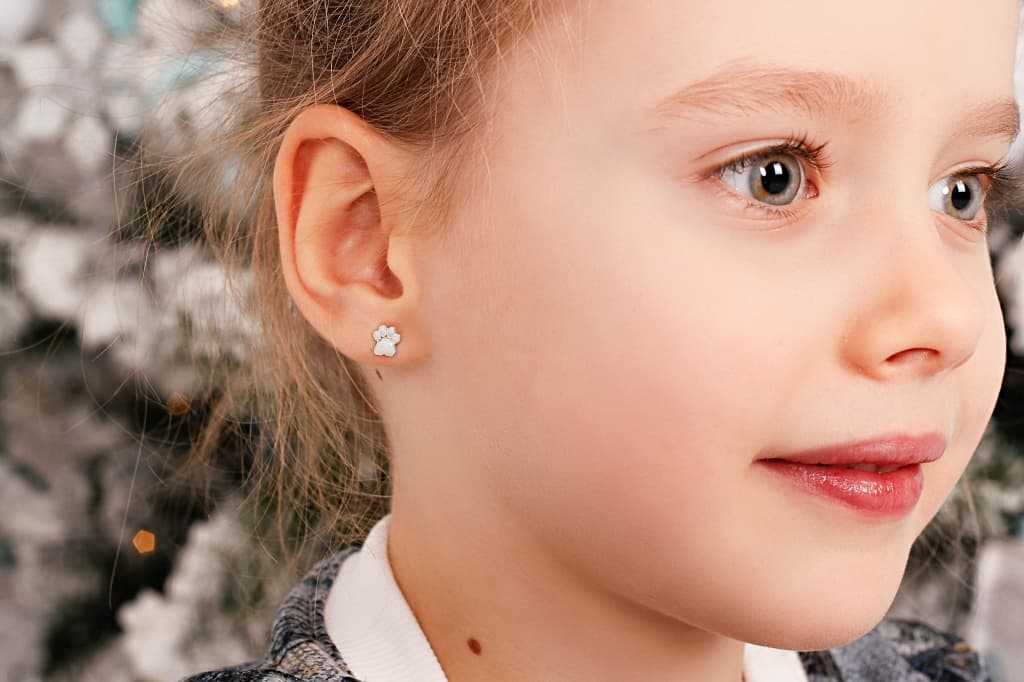 Детские серьги (143 фото): сережки для девочек, для маленьких детей, модели с бриллиантами