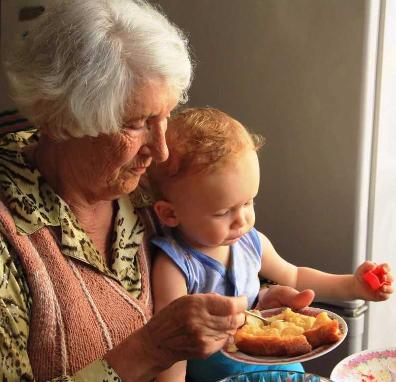 Бабушкины советы: 10 заблуждений о младенцах из ссср