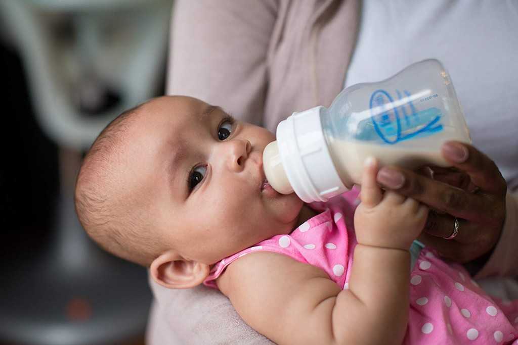 Правила кормления новорожденного из бутылочки