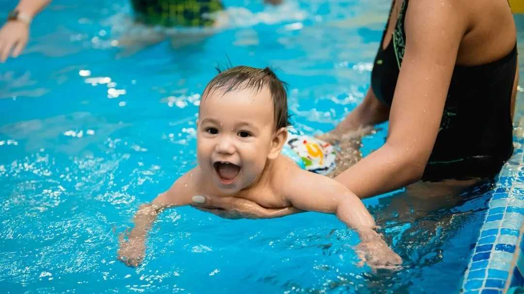 Грудничковое плавание, когда начинать обучать раннему плаванию детей до года