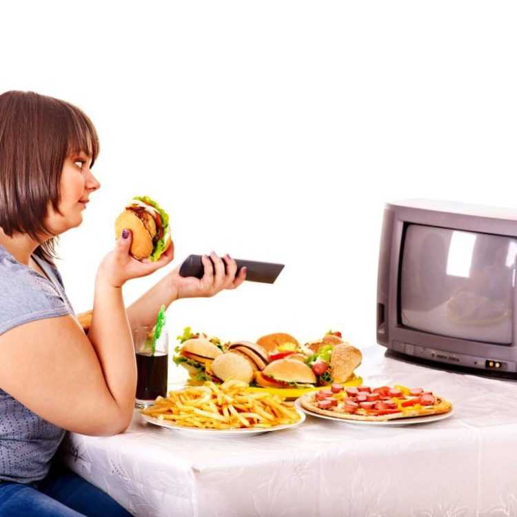 Позволять ли ребенку кушать перед телевизором?