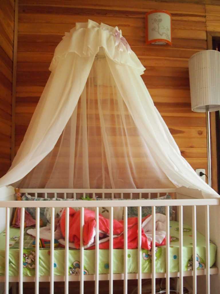 Кровать с балдахином (66 фото): крепление на взрослую кровать, как сделать своими руками, идеи в интерьере для девочек